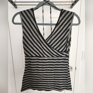 Stipped Sleevless shirt